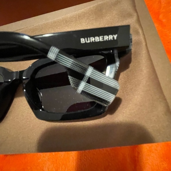 Burberry Novacheck sunglasses - Picture 6 of 9